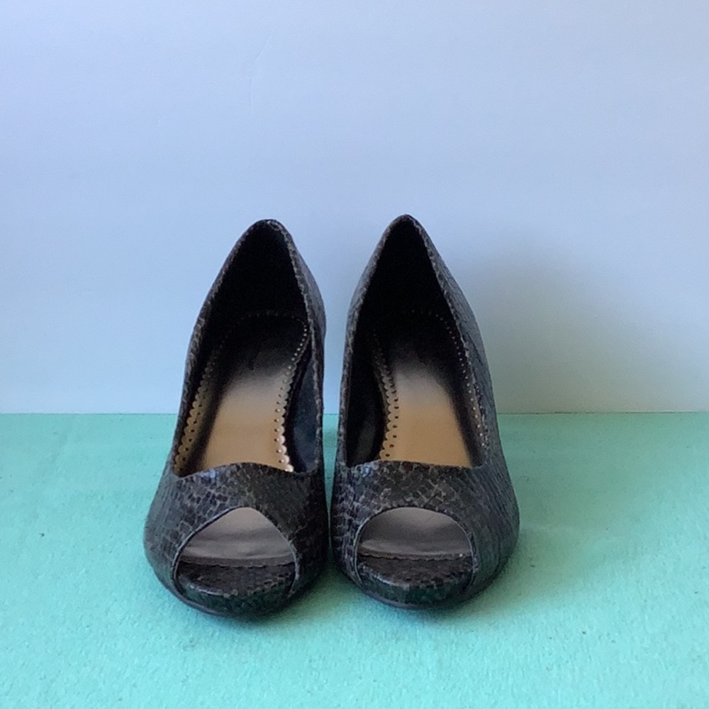 Open toed black printed heels